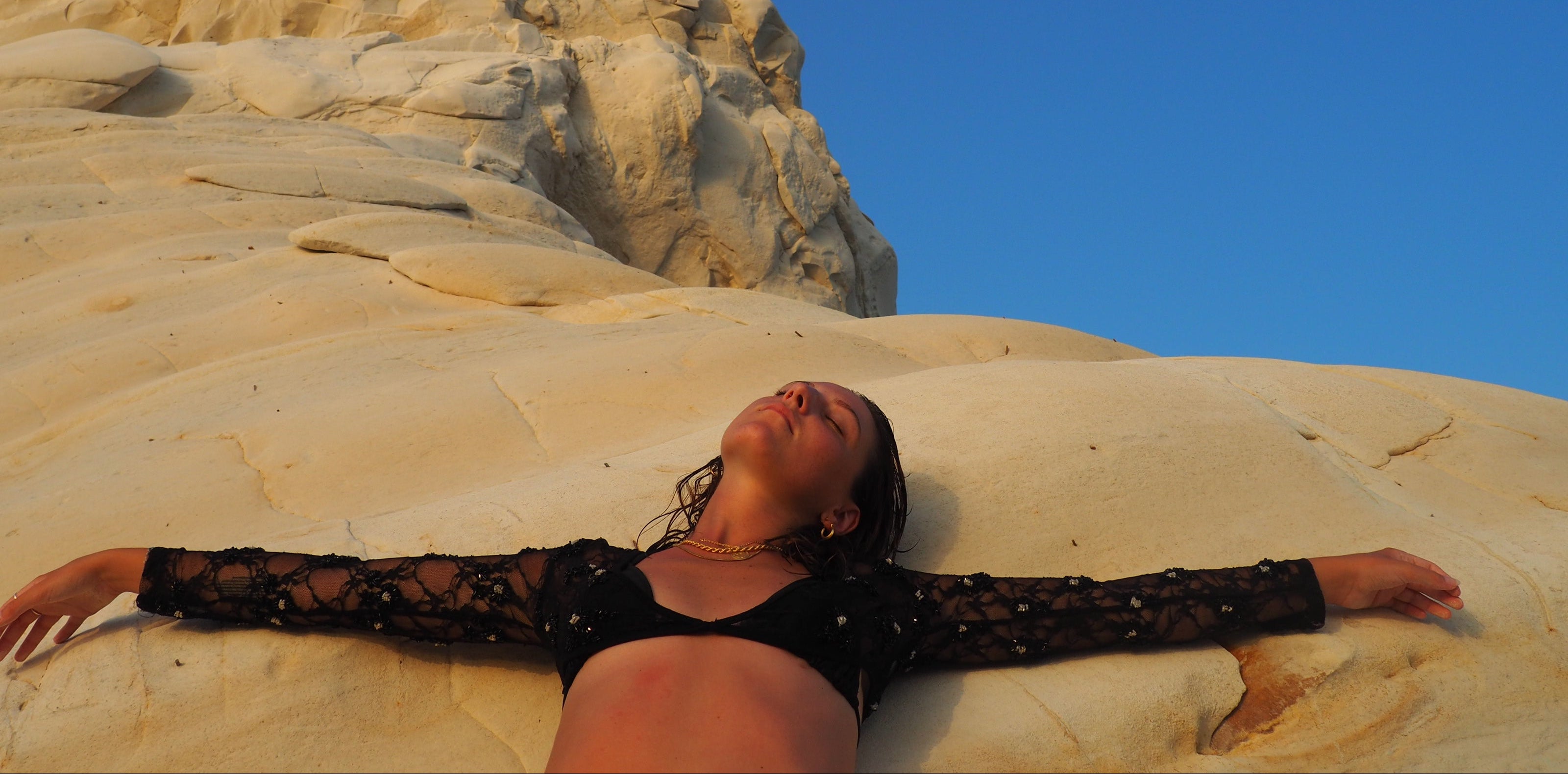Prendre le soleil sur une plage de rêve en Sicile l'été. Avec un maillot vintage.